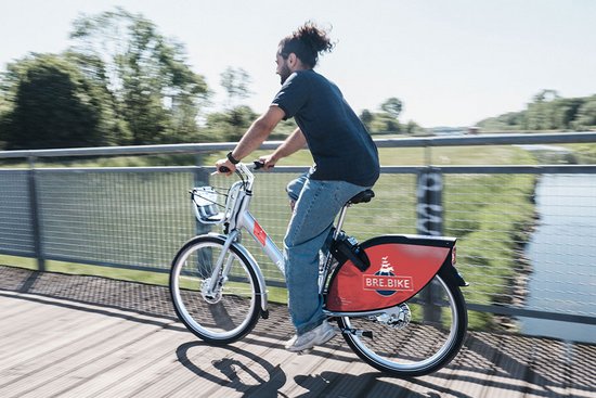 Mann auf Bre.Bike Rad auf der Brücke