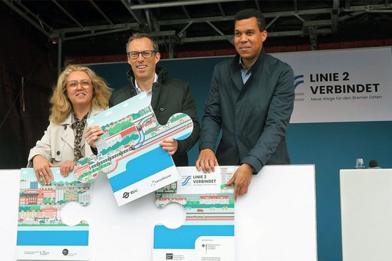 Özlem Ünsal Senatorin für Bau, Mobilität und Stadtentwicklung, Thorsten Harder Technischer Vorstand der Bremer Straßenbahn AG und  Rick Graue Leiter des Amts für Straßen und Verkehr