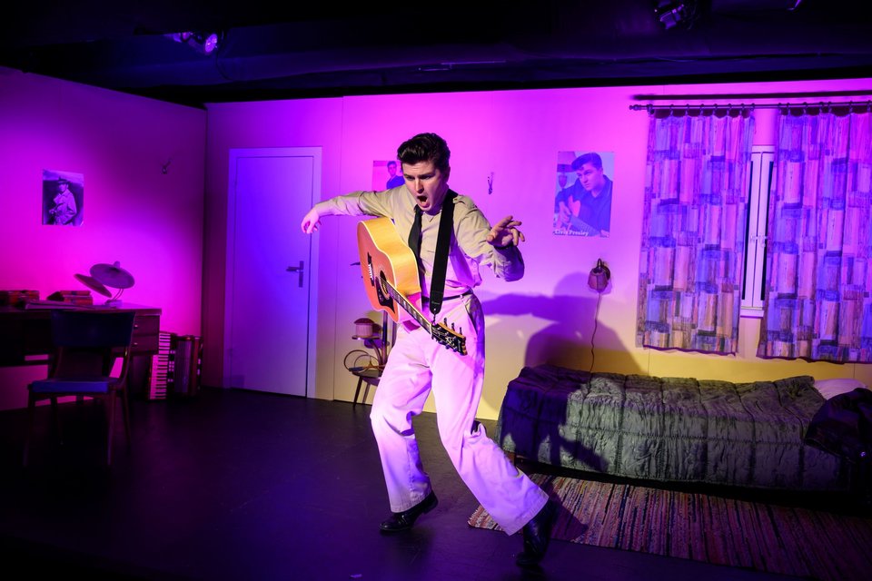 Robin Katona als Elvis 