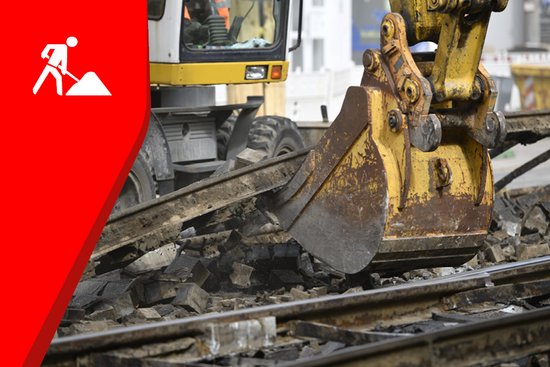 Bagger hebt Gleise an