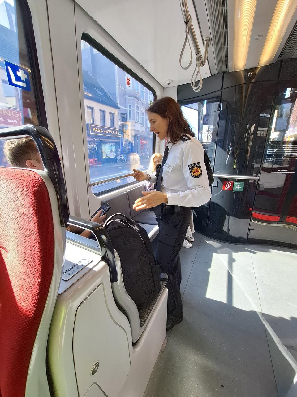 zwei Personen im Gespräch in der Straßenbahn 