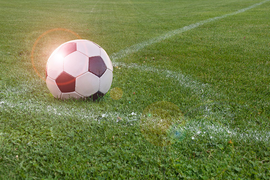 Werder Heimspiel - Fußball liegt auf dem Rasen